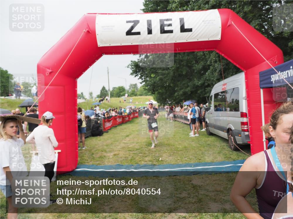 21.06.2025 - 27. Vierlanden-Triathlon MichiJ http://msf.ph/oto/8040554 15.06.2026 13:25:25 Ziel 658, 1065, 1066, 1067 meine-sportfotos.de