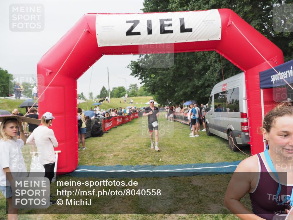21.06.2025 - 27. Vierlanden-Triathlon MichiJ http://msf.ph/oto/8040558 15.06.2026 13:25:25 Ziel 658, 1065, 1066, 1067 meine-sportfotos.de