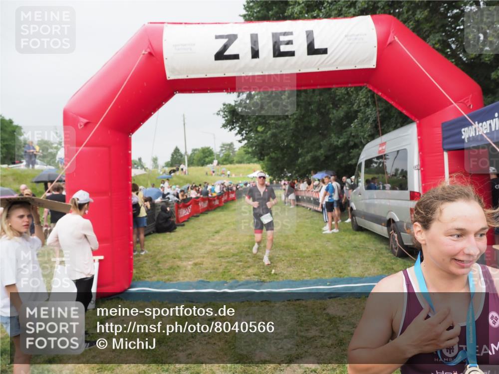 21.06.2025 - 27. Vierlanden-Triathlon MichiJ http://msf.ph/oto/8040566 15.06.2026 13:25:25 Ziel 658, 1065, 1066, 1067 meine-sportfotos.de