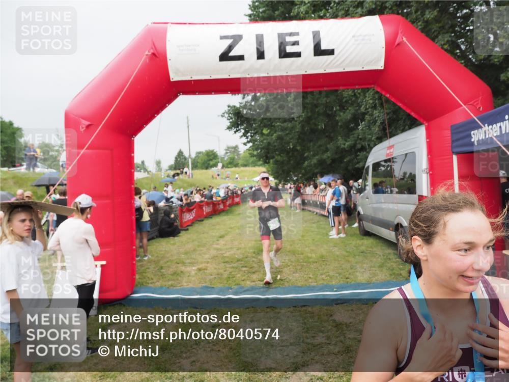 21.06.2025 - 27. Vierlanden-Triathlon MichiJ http://msf.ph/oto/8040574 15.06.2026 13:25:25 Ziel 658, 1065, 1066, 1067 meine-sportfotos.de