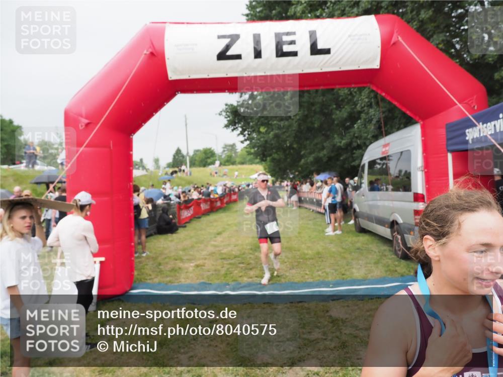 21.06.2025 - 27. Vierlanden-Triathlon MichiJ http://msf.ph/oto/8040575 15.06.2026 13:25:25 Ziel 658, 1065, 1066, 1067 meine-sportfotos.de