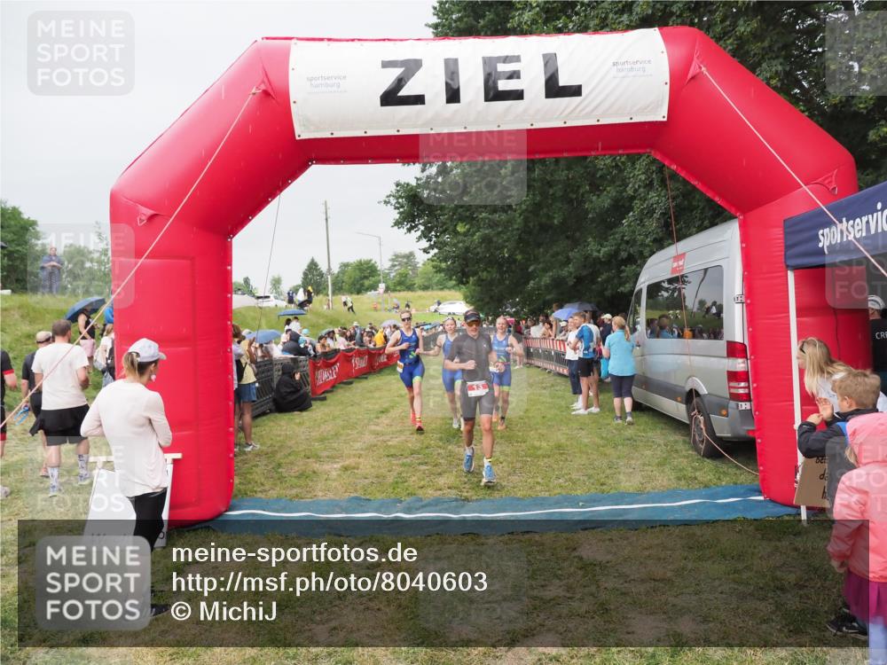 21.06.2025 - 27. Vierlanden-Triathlon MichiJ http://msf.ph/oto/8040603 15.06.2026 13:25:50 Ziel 13, 1053, 1054, 1055 meine-sportfotos.de
