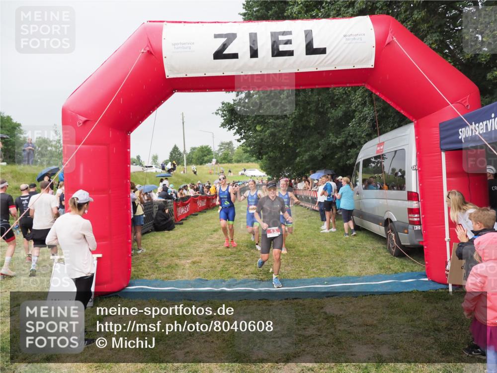 21.06.2025 - 27. Vierlanden-Triathlon MichiJ http://msf.ph/oto/8040608 15.06.2026 13:25:50 Ziel 13, 1053, 1054, 1055 meine-sportfotos.de