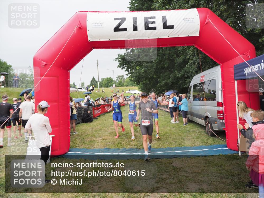 21.06.2025 - 27. Vierlanden-Triathlon MichiJ http://msf.ph/oto/8040615 15.06.2026 13:25:51 Ziel 13, 1053, 1054, 1055 meine-sportfotos.de