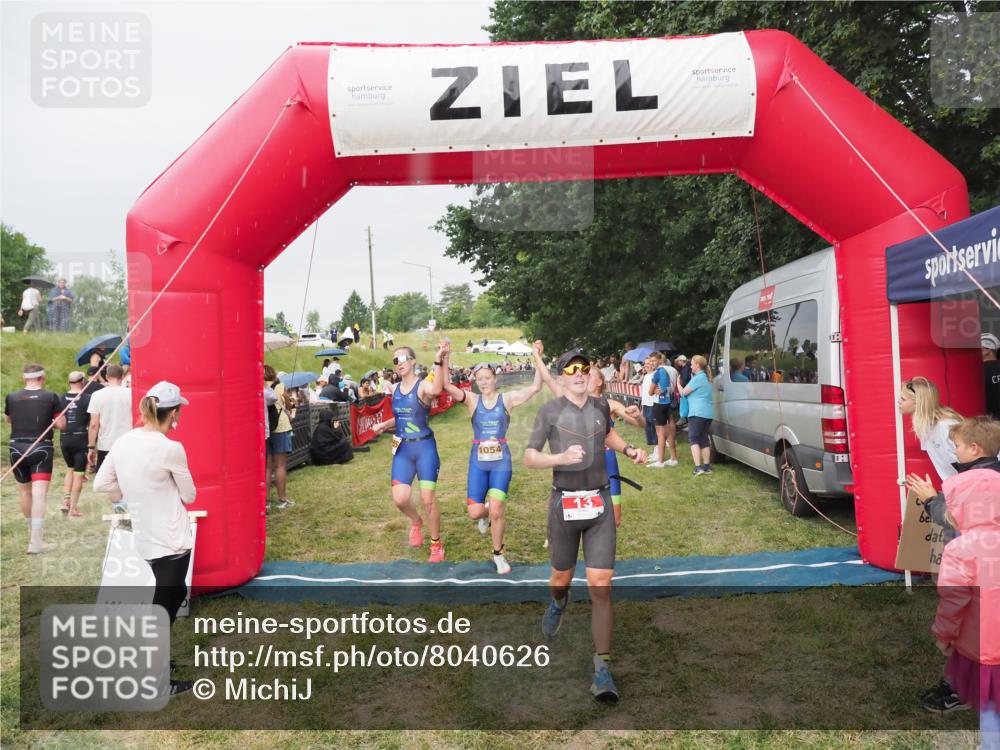 21.06.2025 - 27. Vierlanden-Triathlon MichiJ http://msf.ph/oto/8040626 15.06.2026 13:25:51 Ziel 13, 1053, 1054, 1055 meine-sportfotos.de