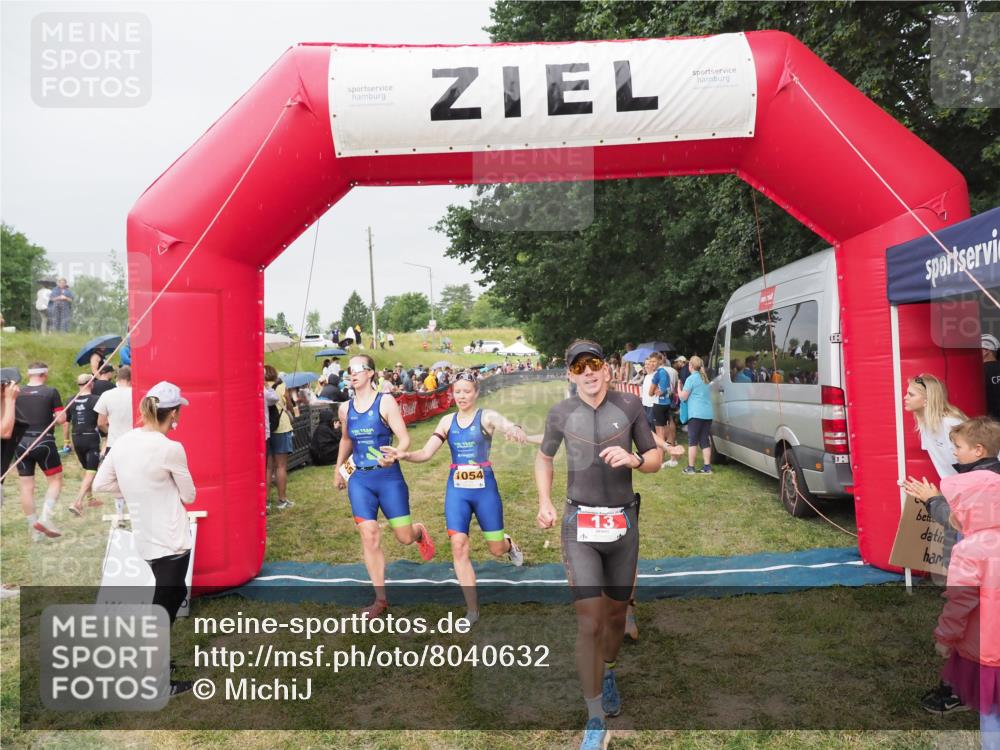 21.06.2025 - 27. Vierlanden-Triathlon MichiJ http://msf.ph/oto/8040632 15.06.2026 13:25:51 Ziel 13, 1053, 1054, 1055 meine-sportfotos.de