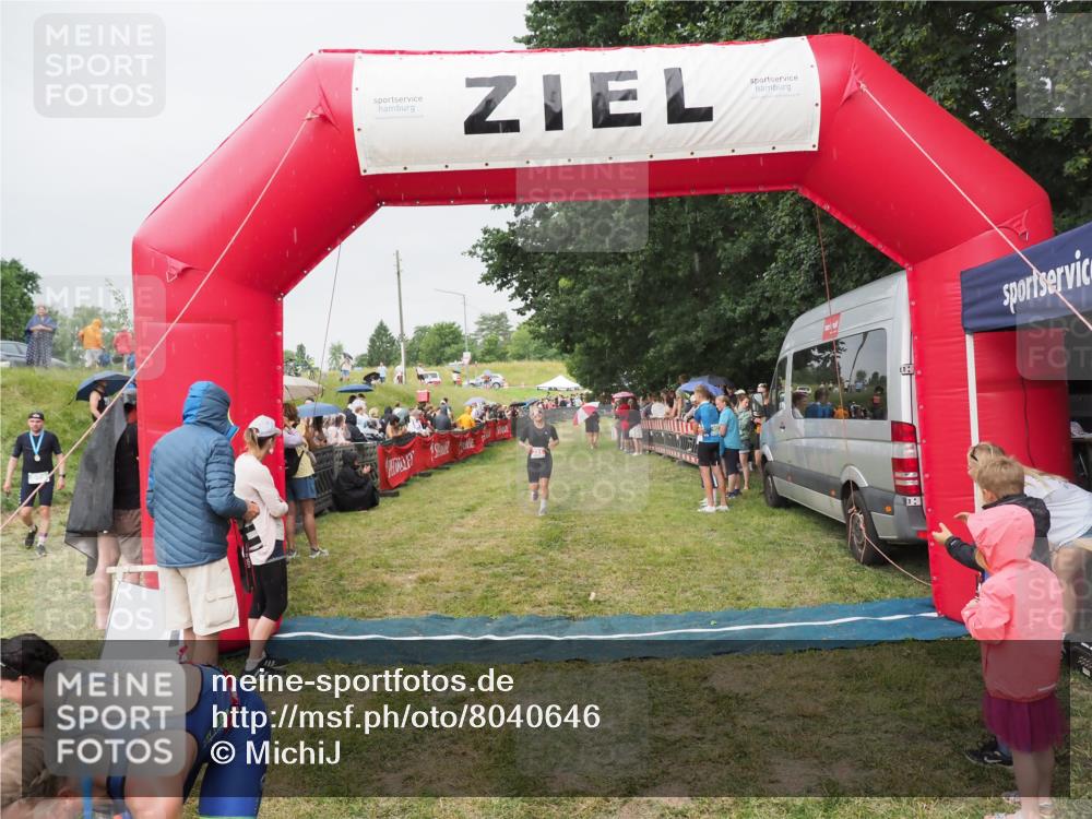 21.06.2025 - 27. Vierlanden-Triathlon MichiJ http://msf.ph/oto/8040646 15.06.2026 13:26:28 Ziel 221 meine-sportfotos.de