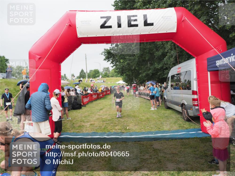 21.06.2025 - 27. Vierlanden-Triathlon MichiJ http://msf.ph/oto/8040665 15.06.2026 13:26:28 Ziel 221 meine-sportfotos.de