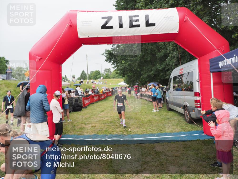 21.06.2025 - 27. Vierlanden-Triathlon MichiJ http://msf.ph/oto/8040676 15.06.2026 13:26:29 Ziel 221 meine-sportfotos.de