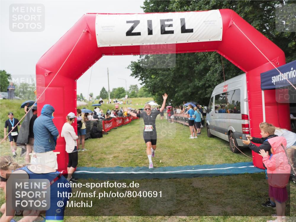 21.06.2025 - 27. Vierlanden-Triathlon MichiJ http://msf.ph/oto/8040691 15.06.2026 13:26:29 Ziel 221 meine-sportfotos.de