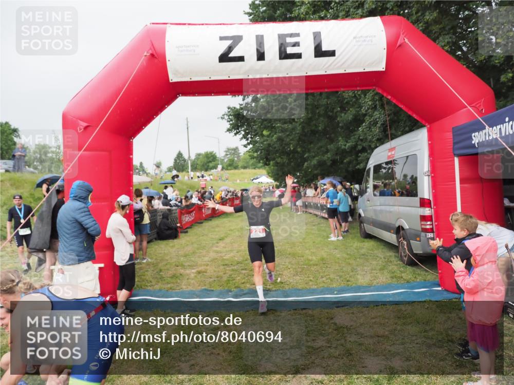 21.06.2025 - 27. Vierlanden-Triathlon MichiJ http://msf.ph/oto/8040694 15.06.2026 13:26:29 Ziel 221 meine-sportfotos.de