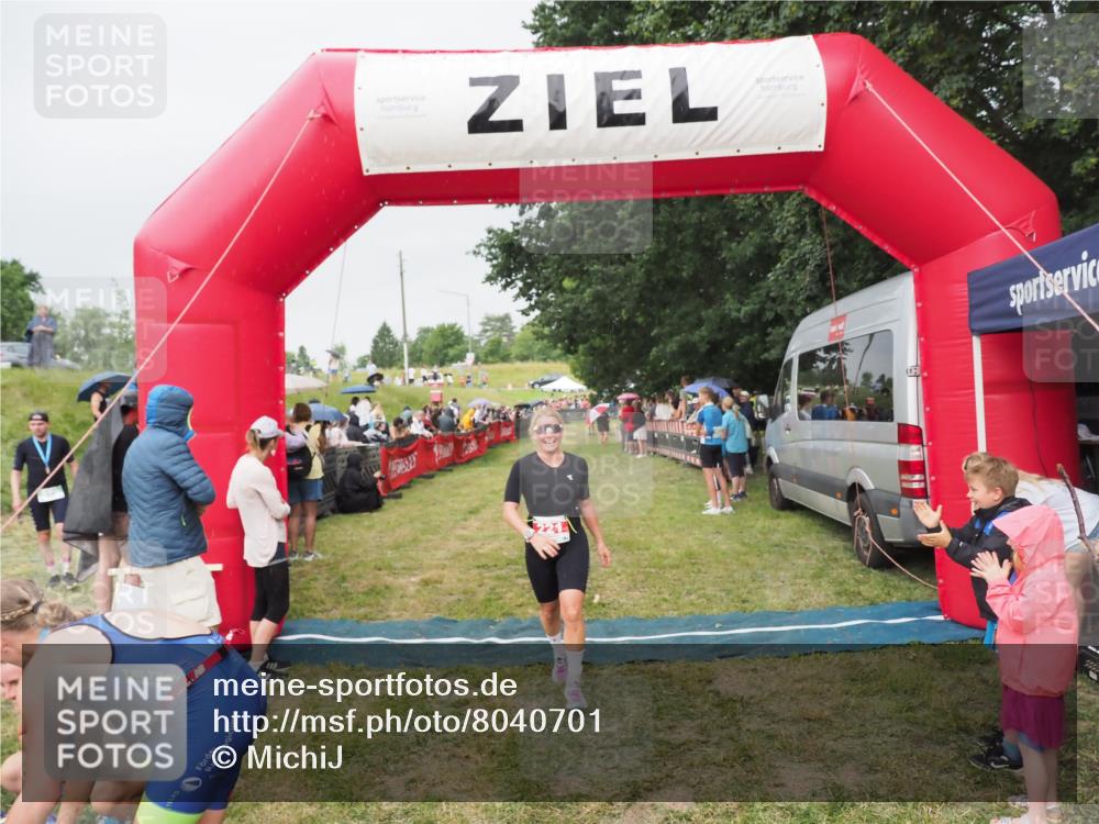 21.06.2025 - 27. Vierlanden-Triathlon MichiJ http://msf.ph/oto/8040701 15.06.2026 13:26:30 Ziel 221 meine-sportfotos.de