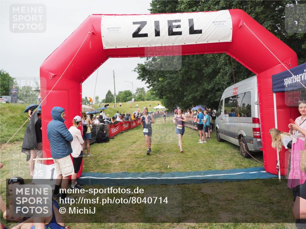 21.06.2025 - 27. Vierlanden-Triathlon MichiJ http://msf.ph/oto/8040714 15.06.2026 13:26:43 Ziel 820, 1068 meine-sportfotos.de
