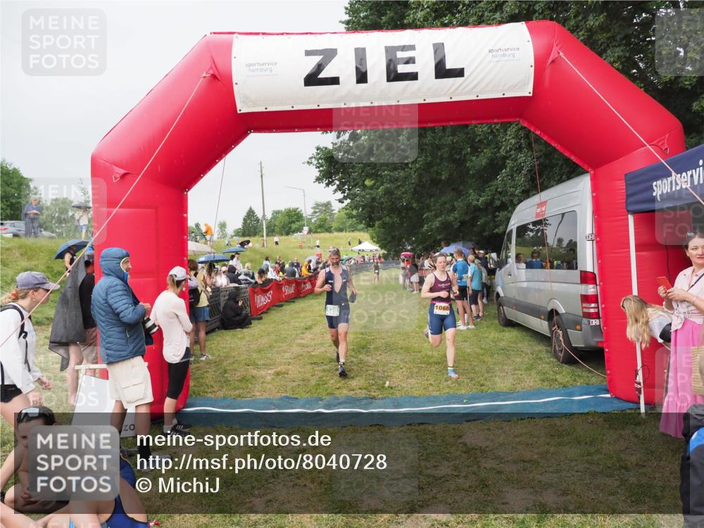 21.06.2025 - 27. Vierlanden-Triathlon MichiJ http://msf.ph/oto/8040728 15.06.2026 13:26:43 Ziel 820, 1068 meine-sportfotos.de