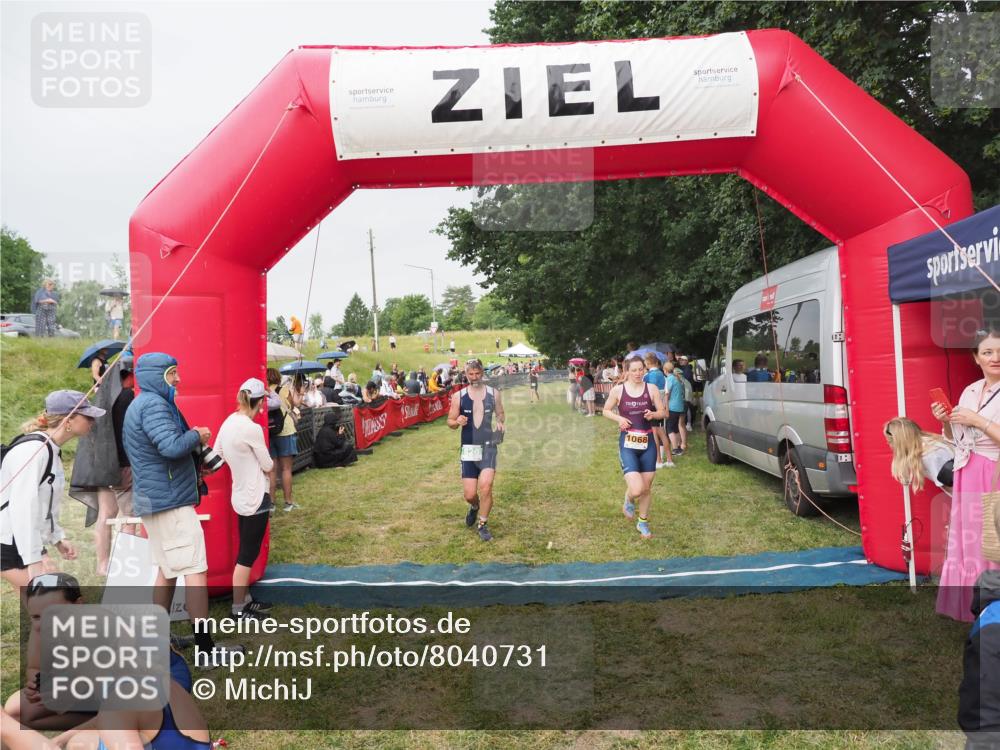 21.06.2025 - 27. Vierlanden-Triathlon MichiJ http://msf.ph/oto/8040731 15.06.2026 13:26:43 Ziel 820, 1068 meine-sportfotos.de