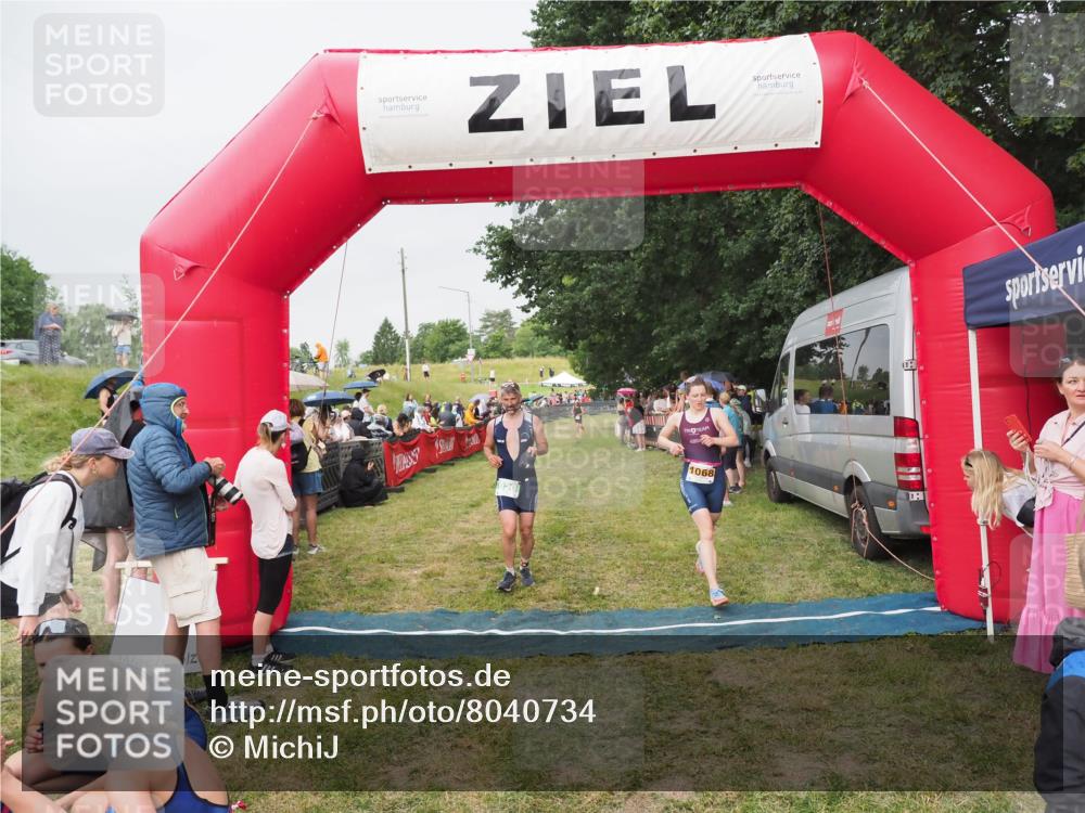 21.06.2025 - 27. Vierlanden-Triathlon MichiJ http://msf.ph/oto/8040734 15.06.2026 13:26:43 Ziel 820, 1068 meine-sportfotos.de