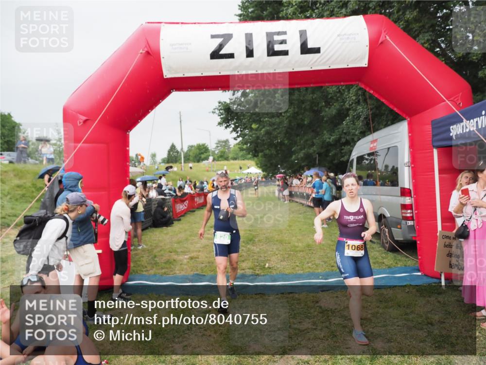 21.06.2025 - 27. Vierlanden-Triathlon MichiJ http://msf.ph/oto/8040755 15.06.2026 13:26:44 Ziel 820, 1068 meine-sportfotos.de