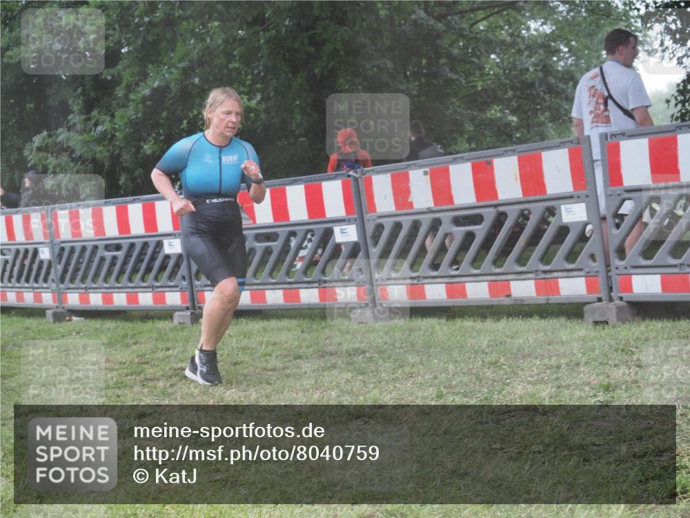 21.06.2025 - 27. Vierlanden-Triathlon KatJ http://msf.ph/oto/8040759 15.06.2025 14:29:21 Ziel 1223, 1296 meine-sportfotos.de