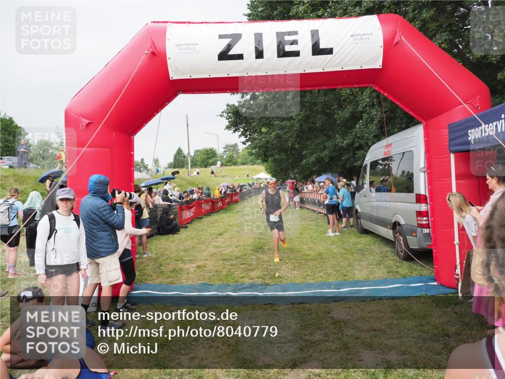 21.06.2025 - 27. Vierlanden-Triathlon MichiJ http://msf.ph/oto/8040779 15.06.2026 13:26:52 Ziel 835 meine-sportfotos.de