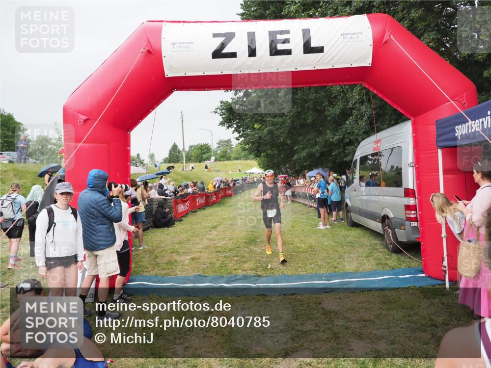 21.06.2025 - 27. Vierlanden-Triathlon MichiJ http://msf.ph/oto/8040785 15.06.2026 13:26:53 Ziel 835 meine-sportfotos.de