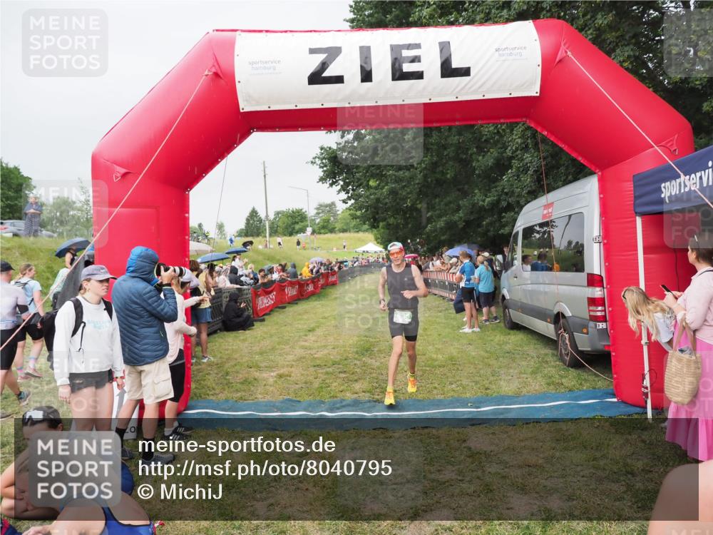 21.06.2025 - 27. Vierlanden-Triathlon MichiJ http://msf.ph/oto/8040795 15.06.2026 13:26:53 Ziel 835 meine-sportfotos.de