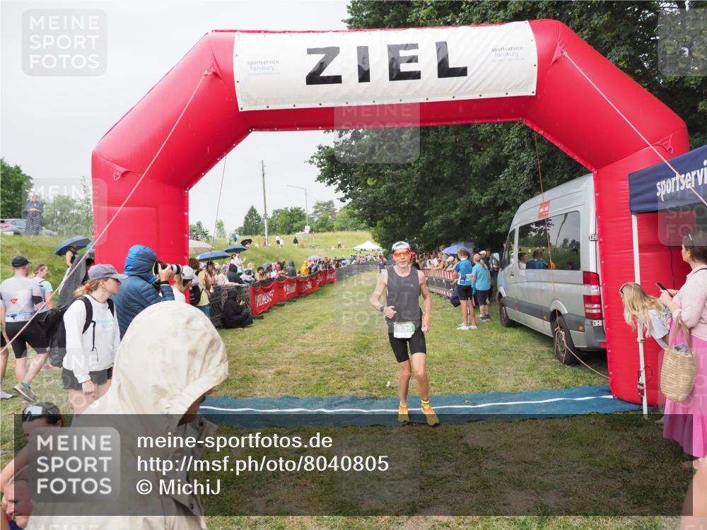 21.06.2025 - 27. Vierlanden-Triathlon MichiJ http://msf.ph/oto/8040805 15.06.2026 13:26:53 Ziel 835 meine-sportfotos.de