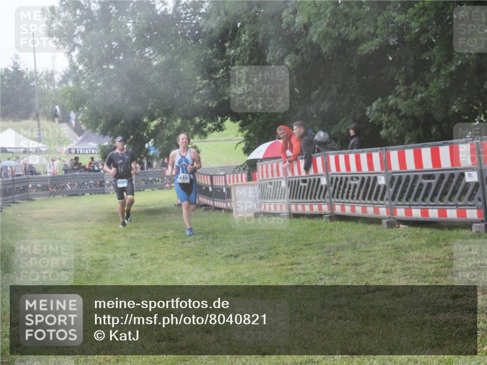 21.06.2025 - 27. Vierlanden-Triathlon KatJ http://msf.ph/oto/8040821 15.06.2025 14:29:45 Ziel 1175, 1287, 1294, 1295 meine-sportfotos.de