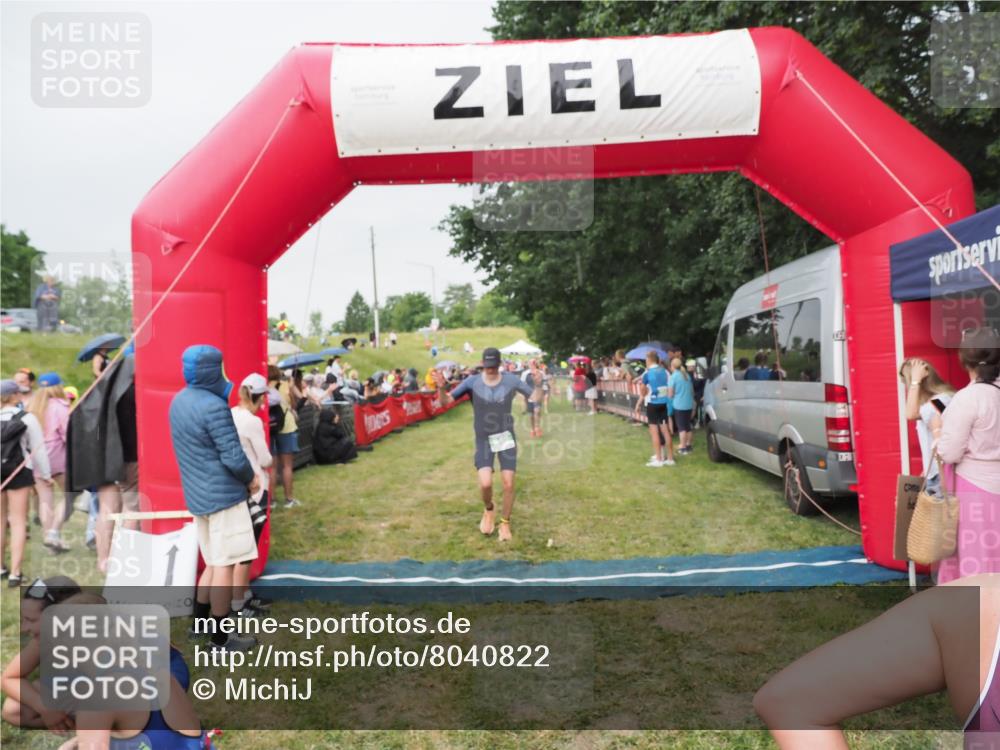 21.06.2025 - 27. Vierlanden-Triathlon MichiJ http://msf.ph/oto/8040822 15.06.2026 13:27:02 Ziel 829, 1049, 1052 meine-sportfotos.de