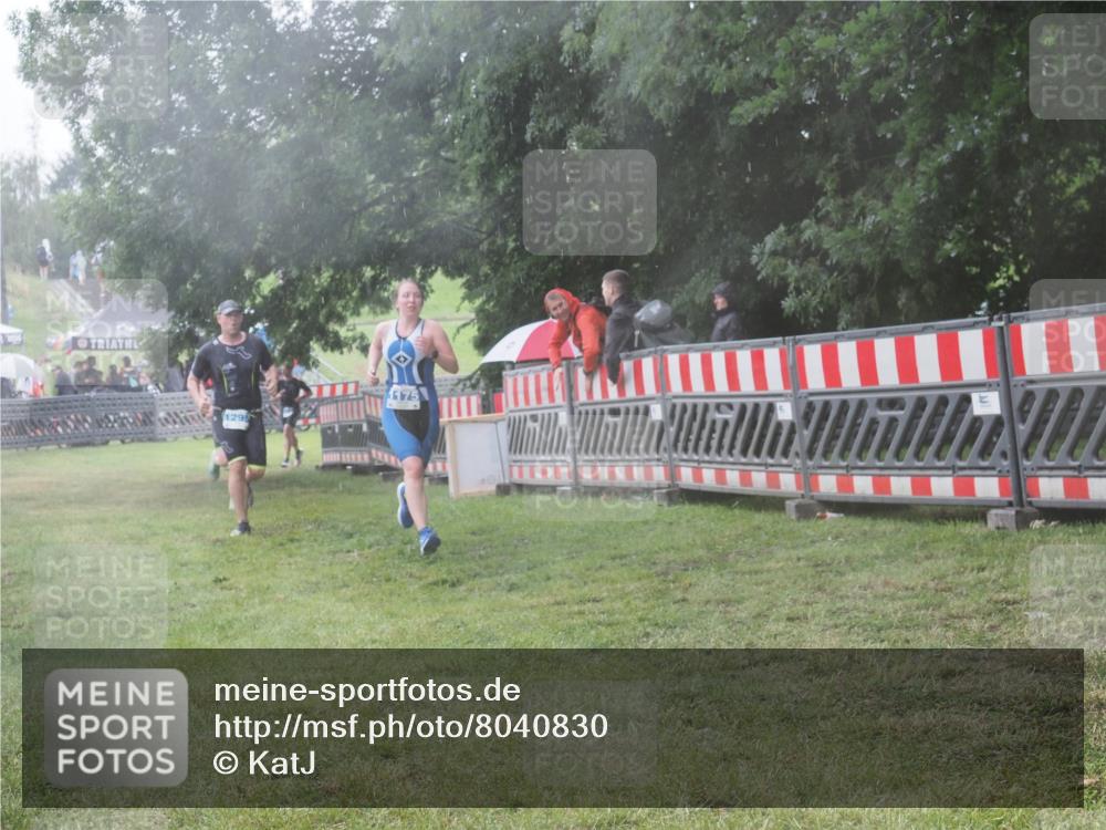 21.06.2025 - 27. Vierlanden-Triathlon KatJ http://msf.ph/oto/8040830 15.06.2025 14:29:45 Ziel 1175, 1287, 1294, 1295 meine-sportfotos.de