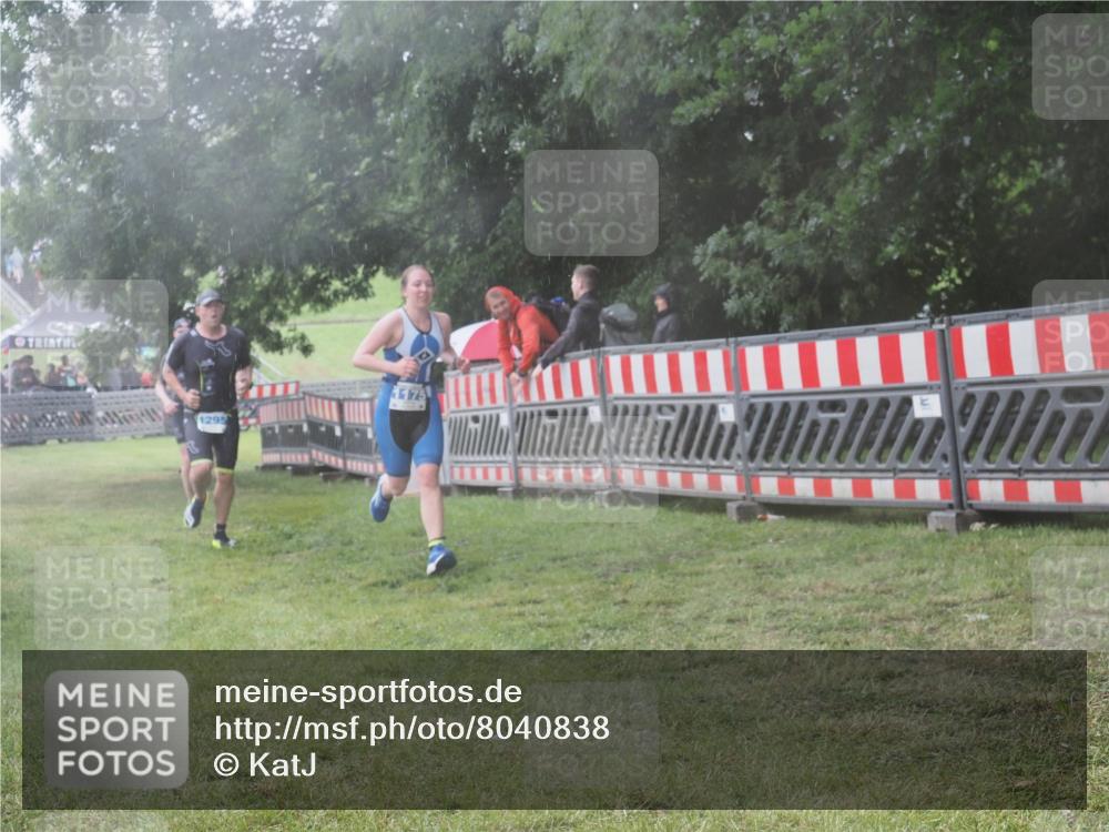 21.06.2025 - 27. Vierlanden-Triathlon KatJ http://msf.ph/oto/8040838 15.06.2025 14:29:46 Ziel 1175, 1287, 1294, 1295 meine-sportfotos.de