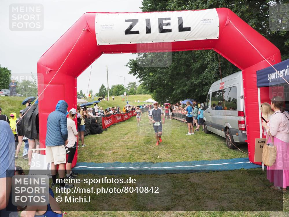 21.06.2025 - 27. Vierlanden-Triathlon MichiJ http://msf.ph/oto/8040842 15.06.2026 13:27:04 Ziel 829, 1049, 1051, 1052 meine-sportfotos.de