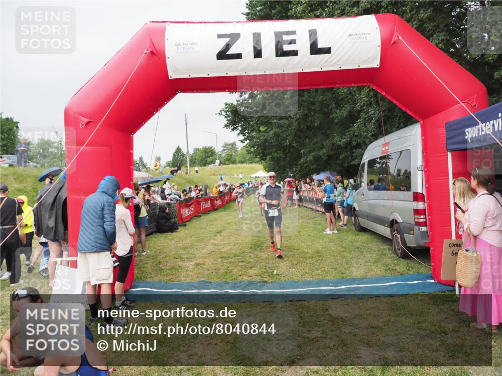 21.06.2025 - 27. Vierlanden-Triathlon MichiJ http://msf.ph/oto/8040844 15.06.2026 13:27:04 Ziel 829, 1049, 1051, 1052 meine-sportfotos.de