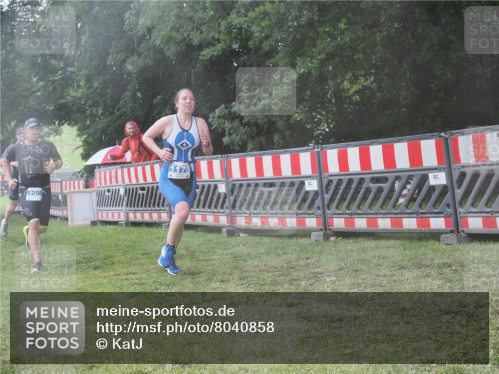 21.06.2025 - 27. Vierlanden-Triathlon KatJ http://msf.ph/oto/8040858 15.06.2025 14:29:46 Ziel 1175, 1287, 1294, 1295 meine-sportfotos.de