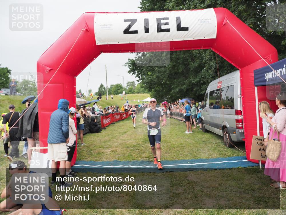 21.06.2025 - 27. Vierlanden-Triathlon MichiJ http://msf.ph/oto/8040864 15.06.2026 13:27:04 Ziel 829, 1049, 1051, 1052 meine-sportfotos.de