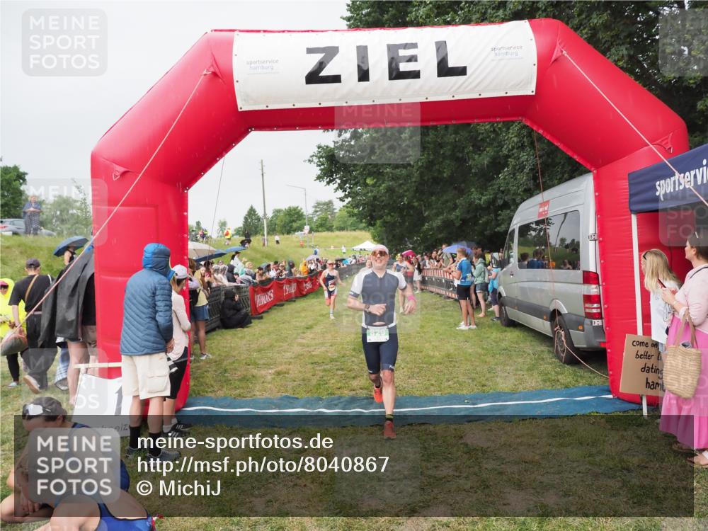 21.06.2025 - 27. Vierlanden-Triathlon MichiJ http://msf.ph/oto/8040867 15.06.2026 13:27:05 Ziel 829, 1049, 1051, 1052 meine-sportfotos.de