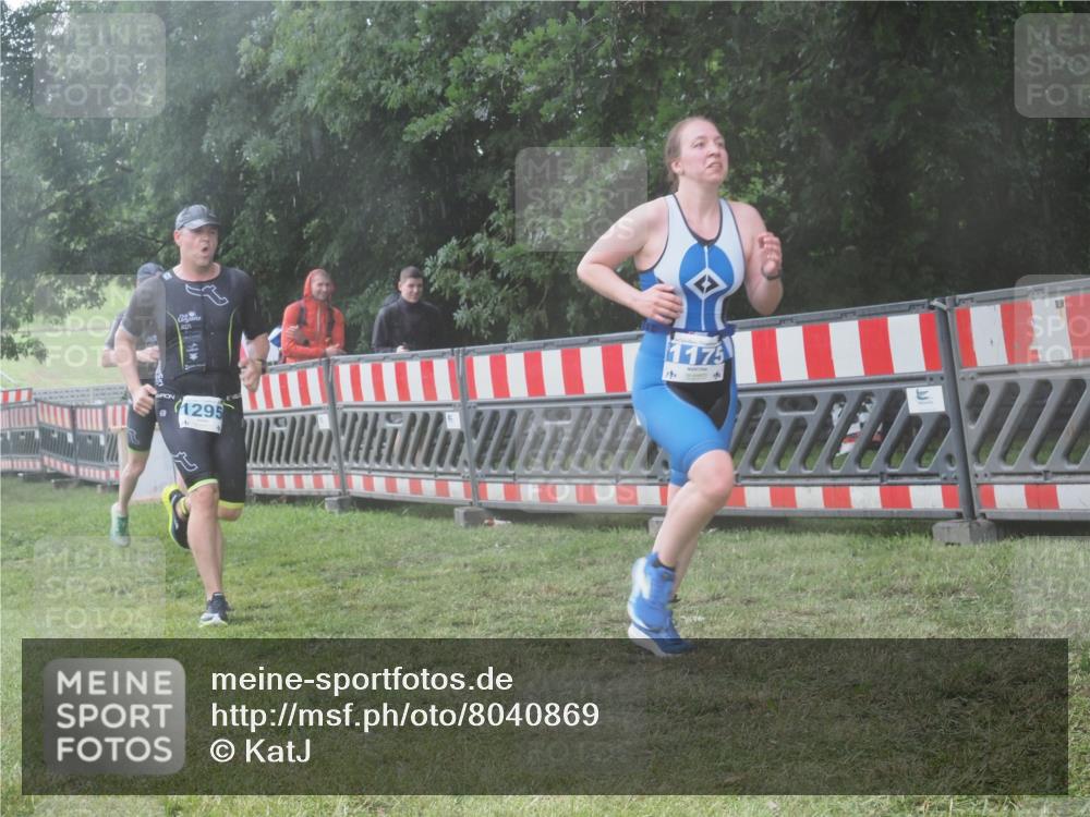 21.06.2025 - 27. Vierlanden-Triathlon KatJ http://msf.ph/oto/8040869 15.06.2025 14:29:47 Ziel 1175, 1287, 1294, 1295 meine-sportfotos.de