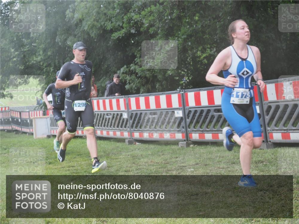 21.06.2025 - 27. Vierlanden-Triathlon KatJ http://msf.ph/oto/8040876 15.06.2025 14:29:47 Ziel 1175, 1287, 1294, 1295 meine-sportfotos.de