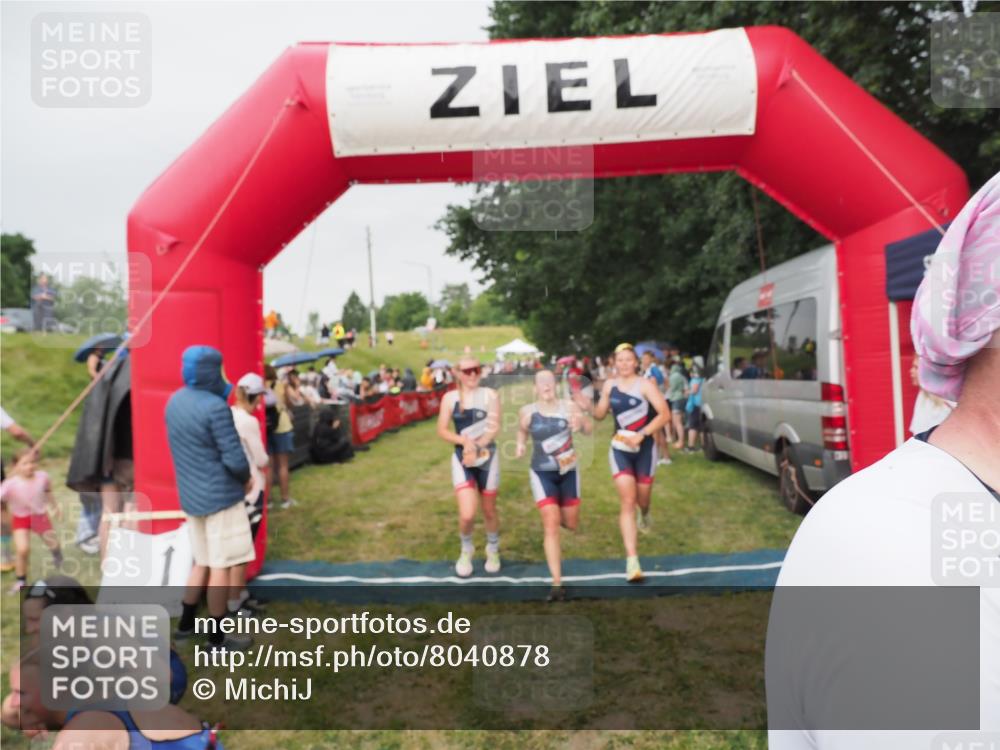 21.06.2025 - 27. Vierlanden-Triathlon MichiJ http://msf.ph/oto/8040878 15.06.2026 13:27:07 Ziel 829, 1049, 1051, 1052 meine-sportfotos.de