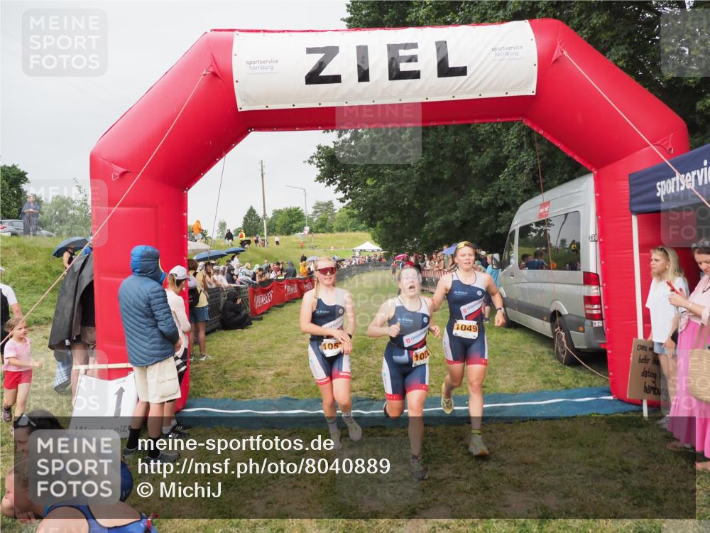 21.06.2025 - 27. Vierlanden-Triathlon MichiJ http://msf.ph/oto/8040889 15.06.2026 13:27:07 Ziel 829, 1049, 1051, 1052 meine-sportfotos.de