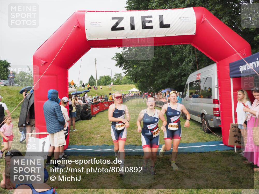 21.06.2025 - 27. Vierlanden-Triathlon MichiJ http://msf.ph/oto/8040892 15.06.2026 13:27:07 Ziel 829, 1049, 1051, 1052 meine-sportfotos.de