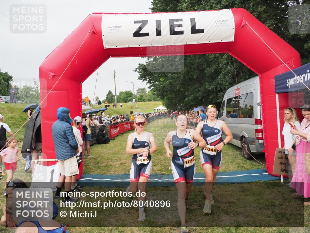 21.06.2025 - 27. Vierlanden-Triathlon MichiJ http://msf.ph/oto/8040896 15.06.2026 13:27:08 Ziel 829, 1049, 1051, 1052 meine-sportfotos.de