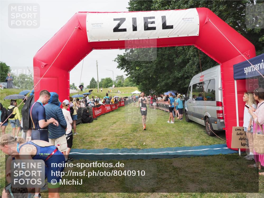 21.06.2025 - 27. Vierlanden-Triathlon MichiJ http://msf.ph/oto/8040910 15.06.2026 13:27:25 Ziel 97 meine-sportfotos.de
