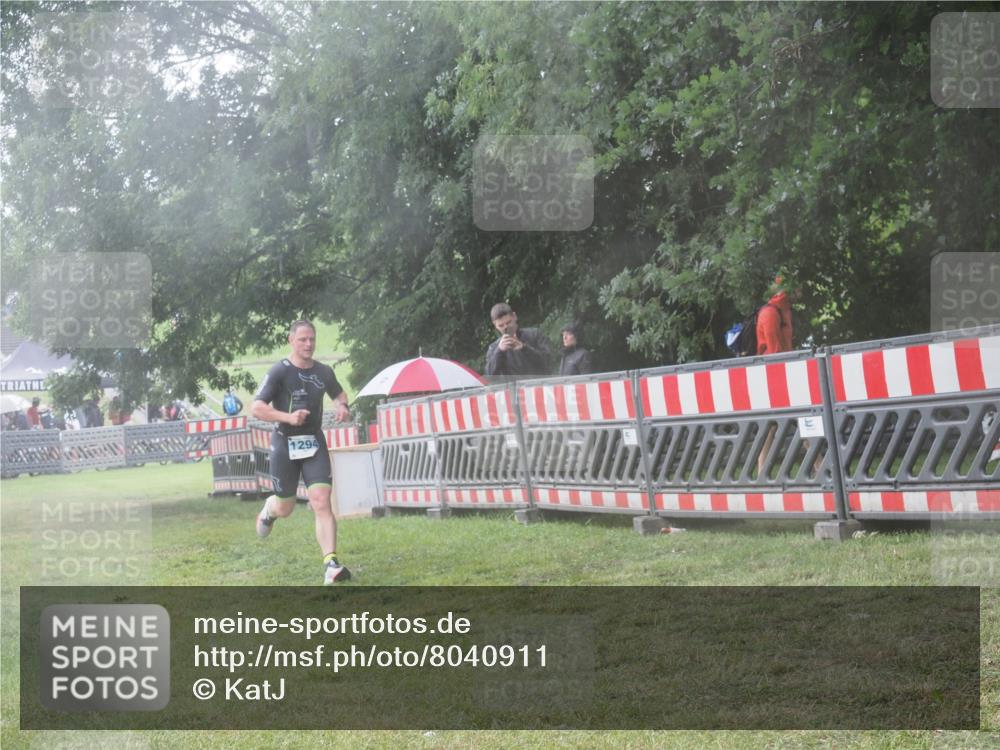 21.06.2025 - 27. Vierlanden-Triathlon KatJ http://msf.ph/oto/8040911 15.06.2025 14:29:52 Ziel 1294 meine-sportfotos.de