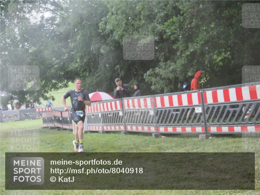 21.06.2025 - 27. Vierlanden-Triathlon KatJ http://msf.ph/oto/8040918 15.06.2025 14:29:52 Ziel 1294 meine-sportfotos.de
