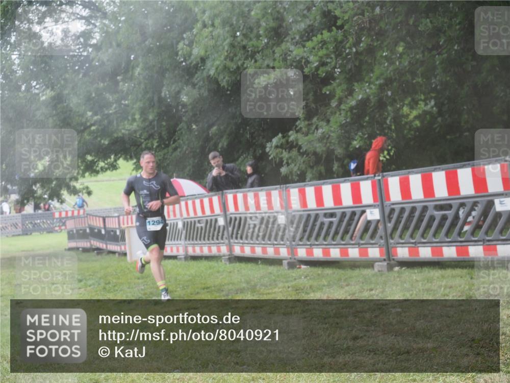 21.06.2025 - 27. Vierlanden-Triathlon KatJ http://msf.ph/oto/8040921 15.06.2025 14:29:52 Ziel 1294 meine-sportfotos.de
