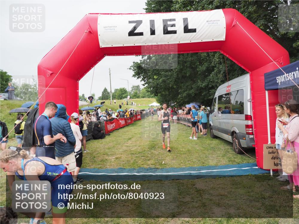21.06.2025 - 27. Vierlanden-Triathlon MichiJ http://msf.ph/oto/8040923 15.06.2026 13:27:25 Ziel 97 meine-sportfotos.de