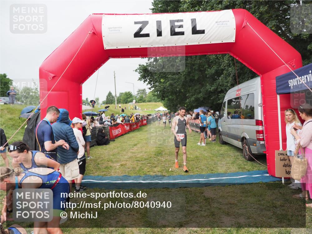 21.06.2025 - 27. Vierlanden-Triathlon MichiJ http://msf.ph/oto/8040940 15.06.2026 13:27:26 Ziel 97 meine-sportfotos.de