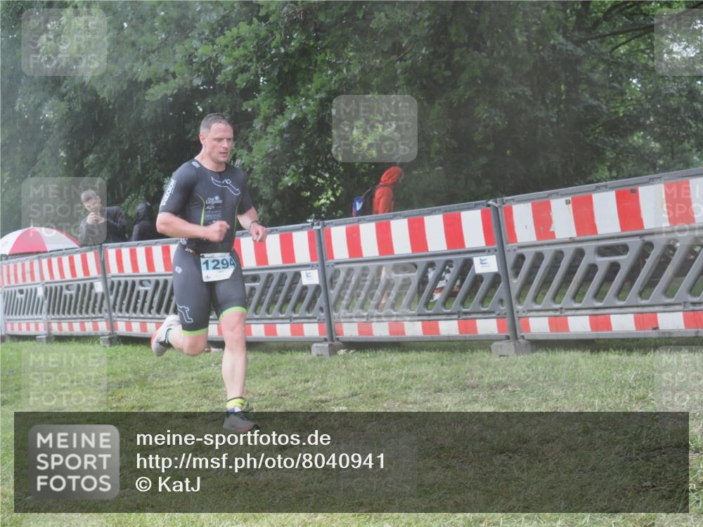 21.06.2025 - 27. Vierlanden-Triathlon KatJ http://msf.ph/oto/8040941 15.06.2025 14:29:53 Ziel 1294 meine-sportfotos.de