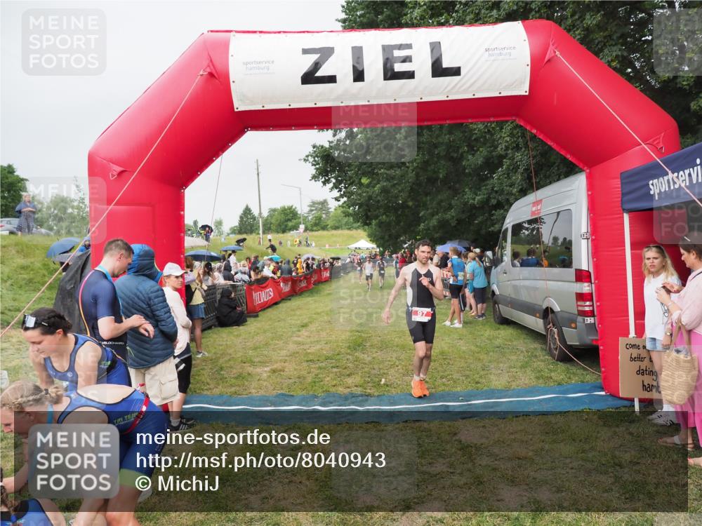21.06.2025 - 27. Vierlanden-Triathlon MichiJ http://msf.ph/oto/8040943 15.06.2026 13:27:26 Ziel 97 meine-sportfotos.de