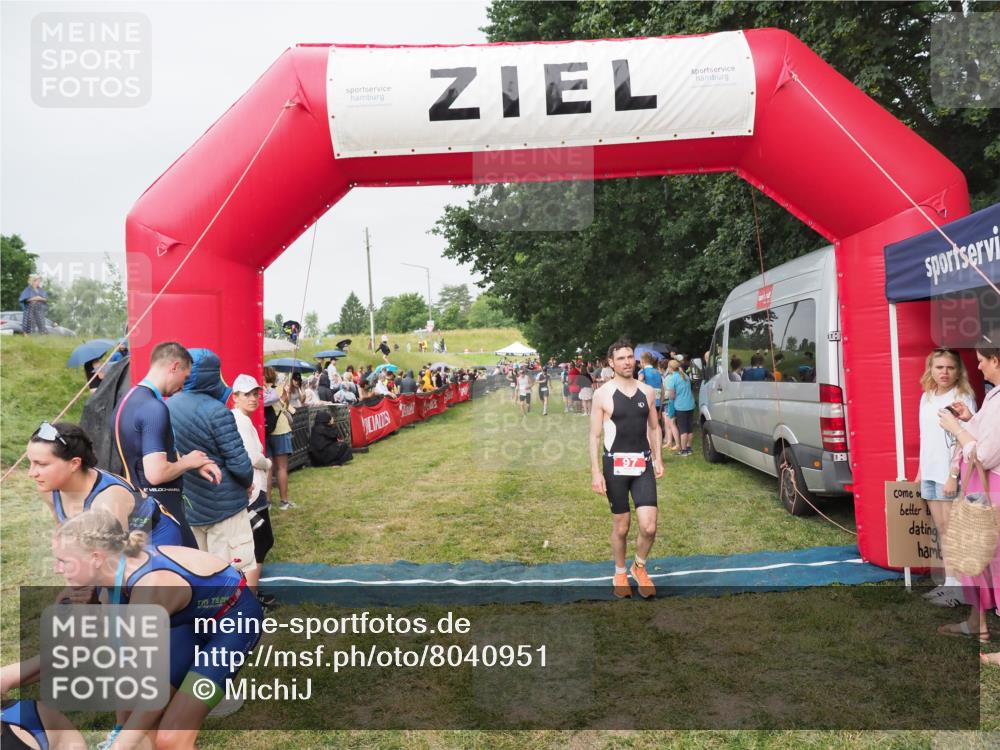 21.06.2025 - 27. Vierlanden-Triathlon MichiJ http://msf.ph/oto/8040951 15.06.2026 13:27:27 Ziel 97, 762 meine-sportfotos.de